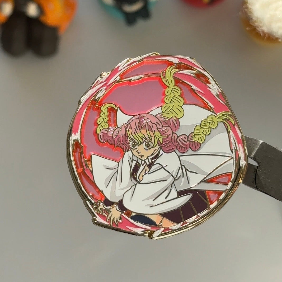 mitsuri kanroji  * demon slayer enamel pin [glow in dark]