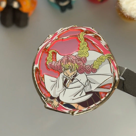 mitsuri kanroji  * demon slayer enamel pin [glow in dark]