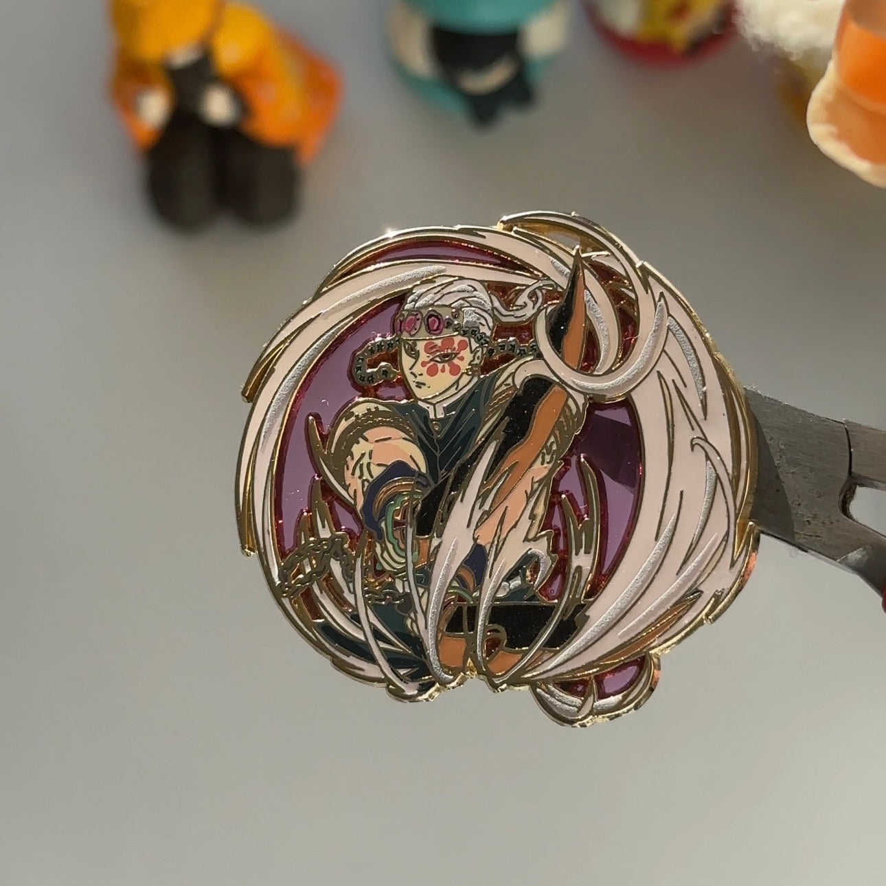uzui tengen * demon slayer enamel pin [glow in dark]